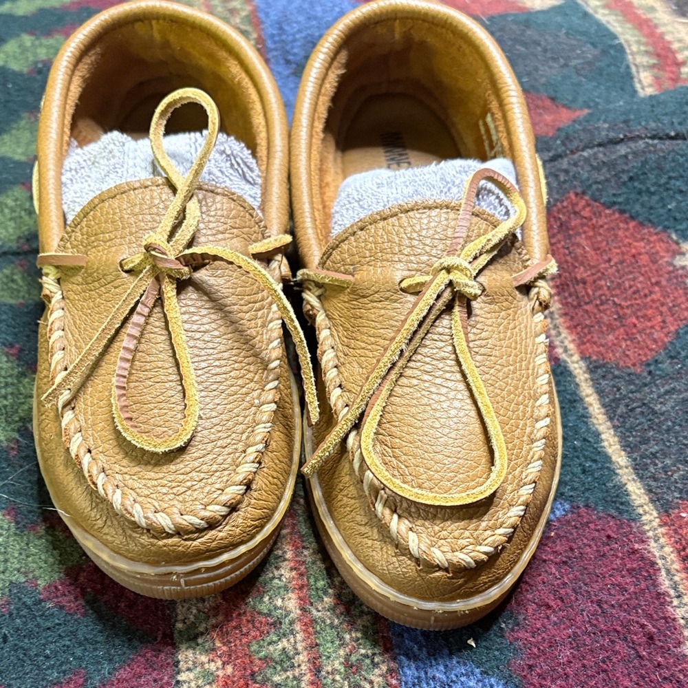 Minnetonka womans Tan moose hide  Moccasin sz 9 like new